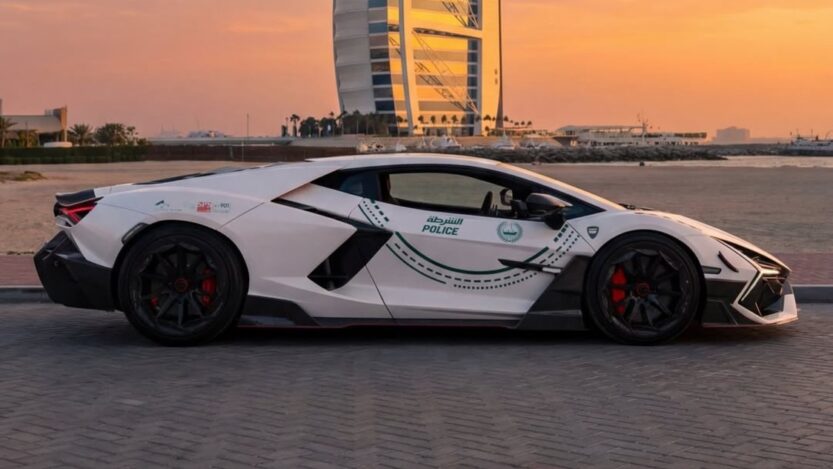 A Dubai rendőrség új Mansory Revueltója tovább emeli a luxusflotta rangját