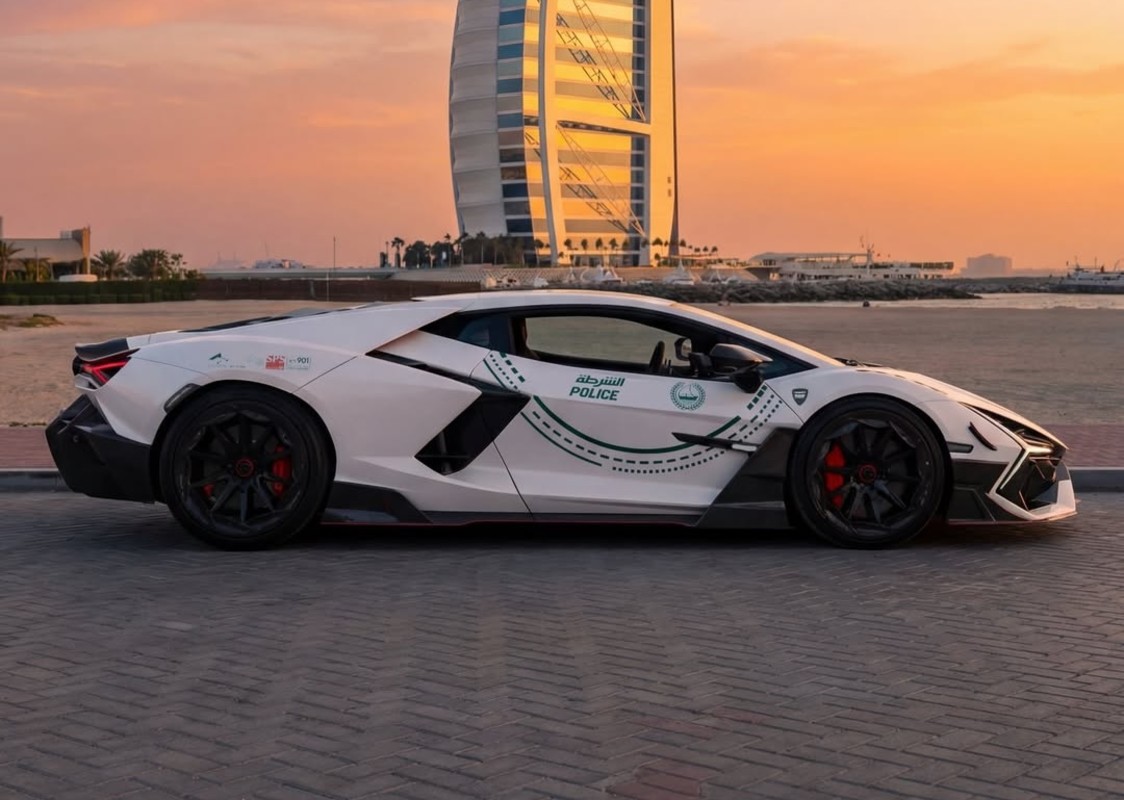 A Dubai rendőrség új Mansory Revueltója tovább emeli a luxusflotta rangját