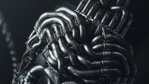 Az új De Tomaso P900 V12 élőlényként lélegzi túl a 12000-et