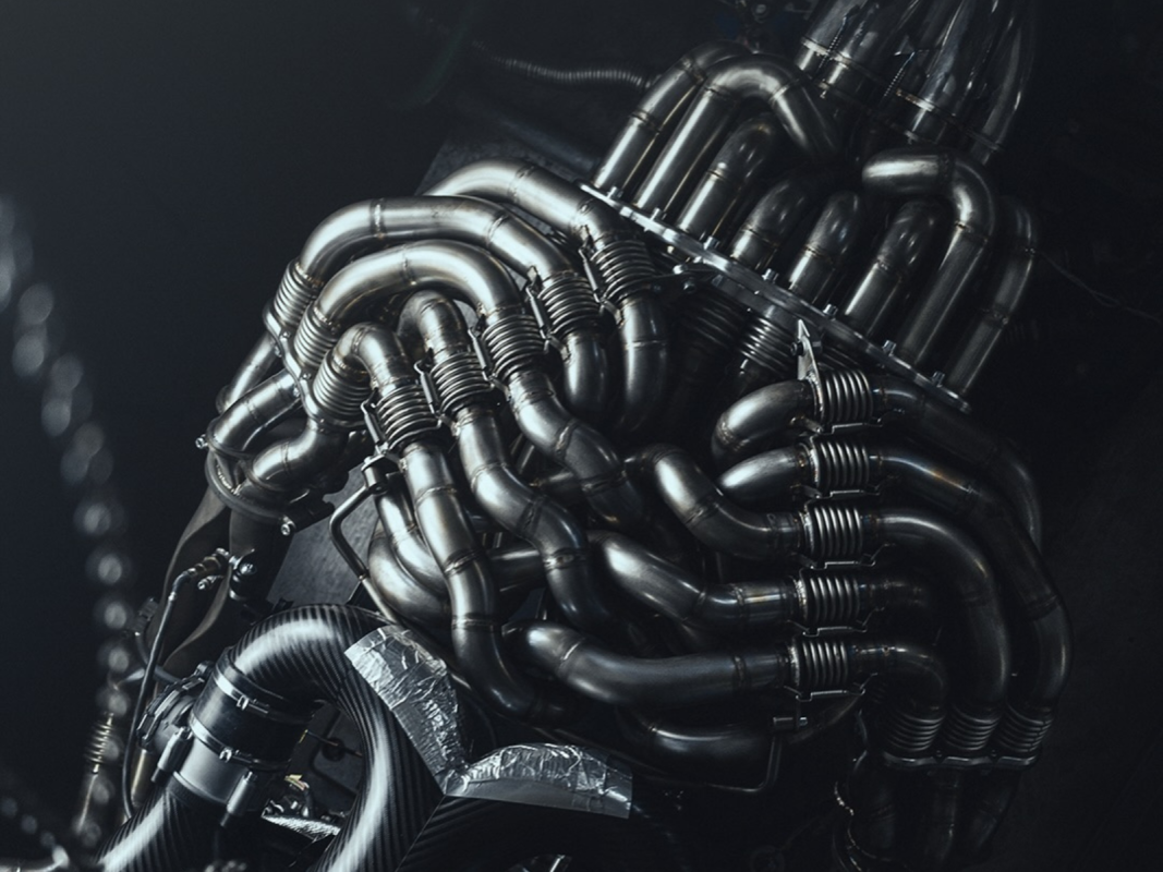 Az új De Tomaso P900 V12 élőlényként lélegzi túl a 12000-et