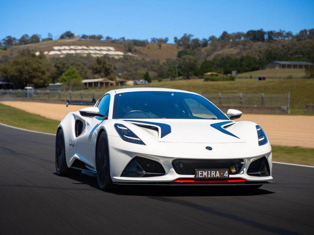 Az új Emira Bathurst Edition minden eddiginél erősebben formálja a Lotus jövőjét