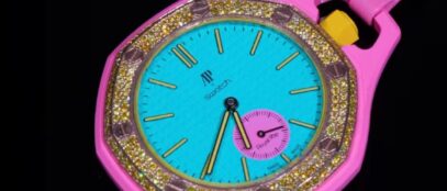 Alex Moss bemutatta a teljesen gyémántokkal kirakott Royal Pop Swatch-AP órát, és lefagyott tőle a net