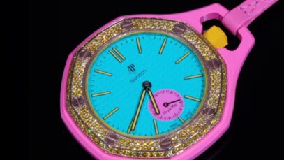 Alex Moss bemutatta a teljesen gyémántokkal kirakott Royal Pop Swatch-AP órát, és lefagyott tőle a net