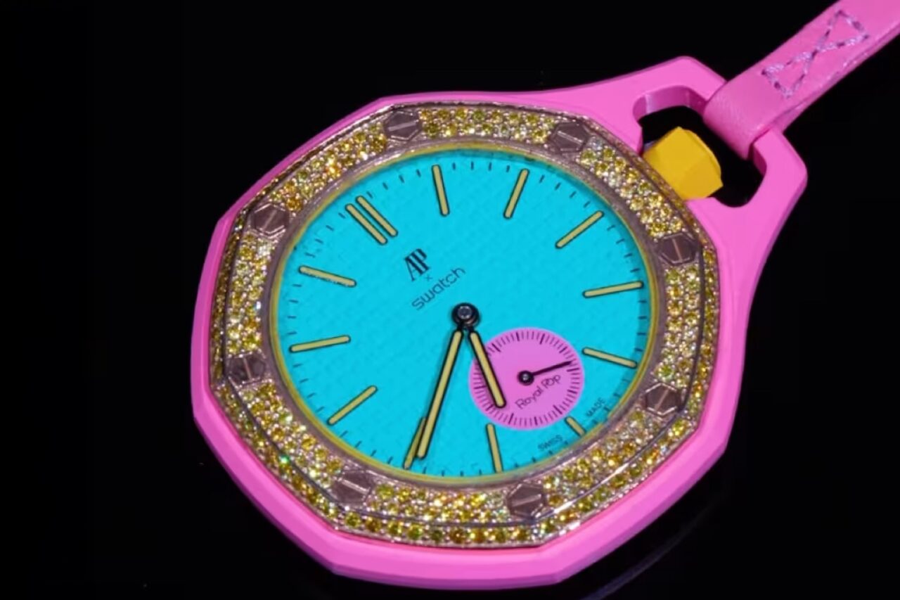 Alex Moss bemutatta a teljesen gyémántokkal kirakott Royal Pop Swatch-AP órát, és lefagyott tőle a net