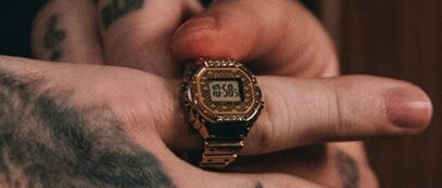 J Balvin egy pazar, aranytónusú és strasszkövekkel díszített Casio gyűrűórával hívta fel magára a figyelmet