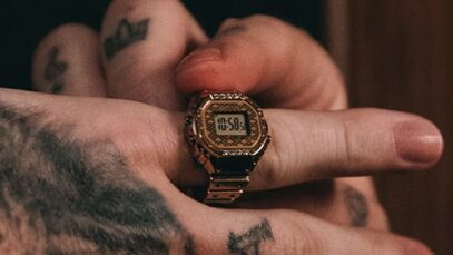 J Balvin egy pazar, aranytónusú és strasszkövekkel díszített Casio gyűrűórával hívta fel magára a figyelmet