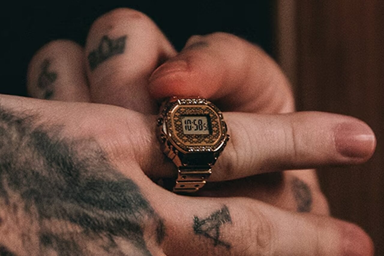 J Balvin egy pazar, aranytónusú és strasszkövekkel díszített Casio gyűrűórával hívta fel magára a figyelmet