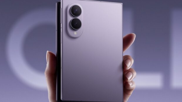 A Samsung új összehajtható mobiljai végre nem csak egy irányba hajlanak meg