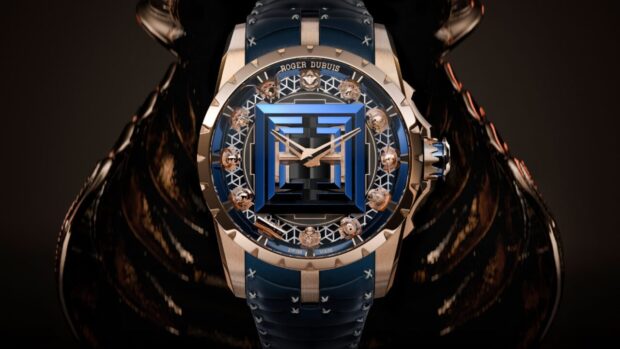 Az Excalibur óra számlapján tizenkét aprólékosan vésett arany szamuráj sisak díszeleg