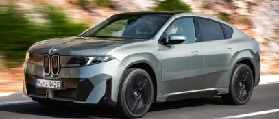Az új BMW iX4 akár 612 lóerővel és 828 kilométeres hatótávval érkezik 2027-ben